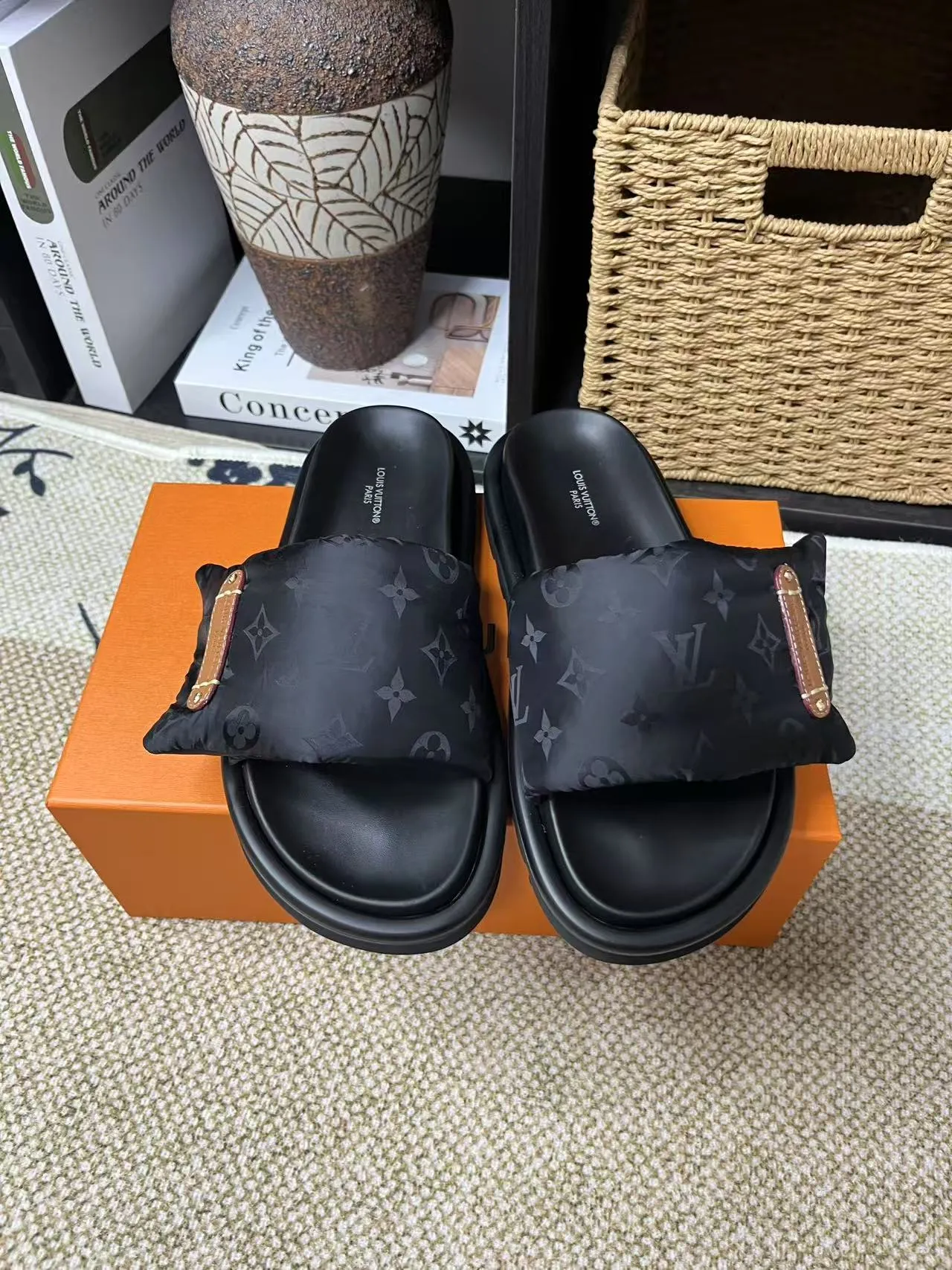 P340 yuan LV Louis Vuitton Full of high-end feel! A popular model among bloggers at home and abroad, it’s retro and fashionable, and looks stunning on your feet! Mainly recommended model on the official website★ ━━━━━ ЅᏇєєt ━━━━━ ▪️Upper: original calfskin ➕5D printing process ▪️Inner: imported mixed sheepskin ▪️Outsole: original molded foam outsole ▪️Size: Female 35-40 Men's 39-44 (women's 41 men's 45)